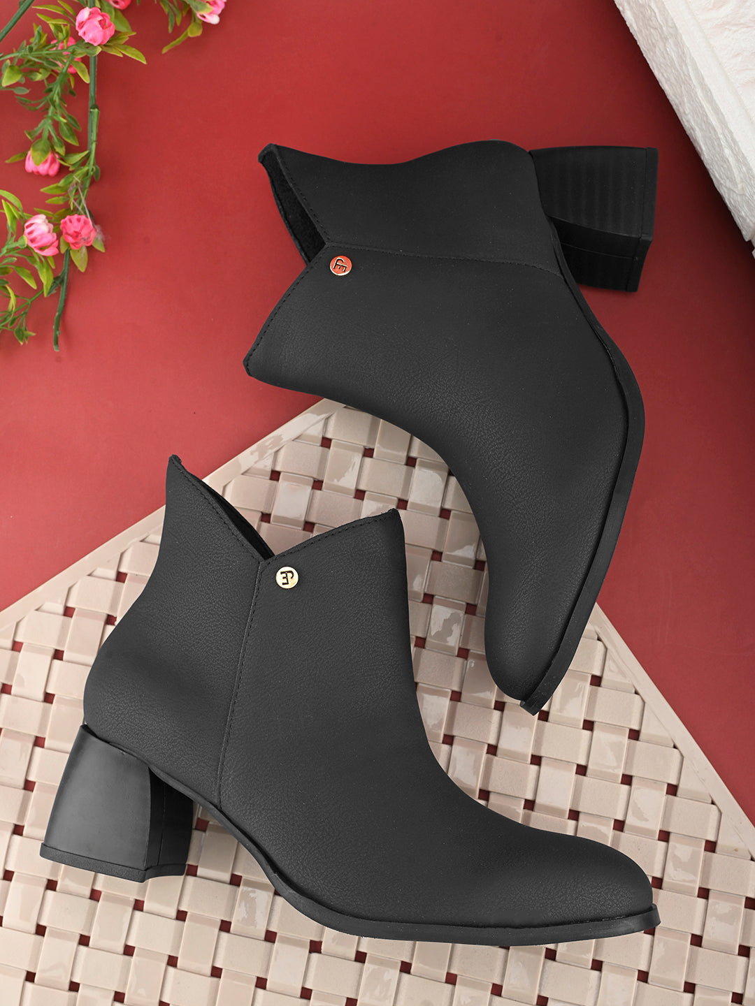 Black ankle boots for women with a block heel and a sleek gold accent, perfect for adding a touch of elegance to any outfit.