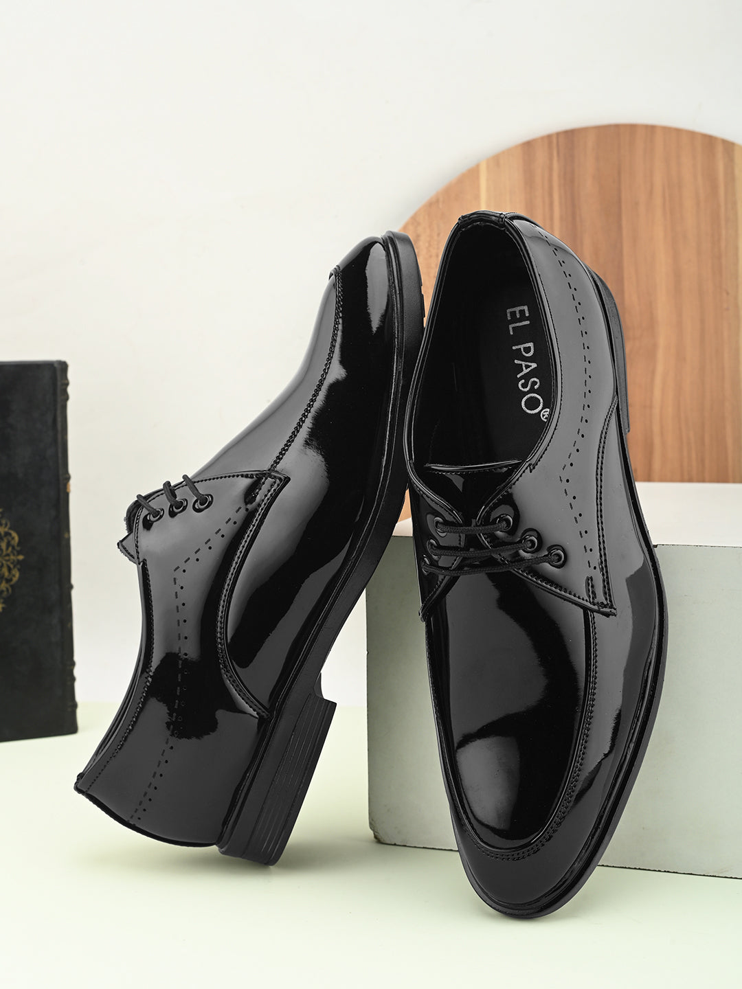 These black patent Formal Derby Lace-Up Shoes offer a sleek, polished design, combining style and comfort for any formal occasion.