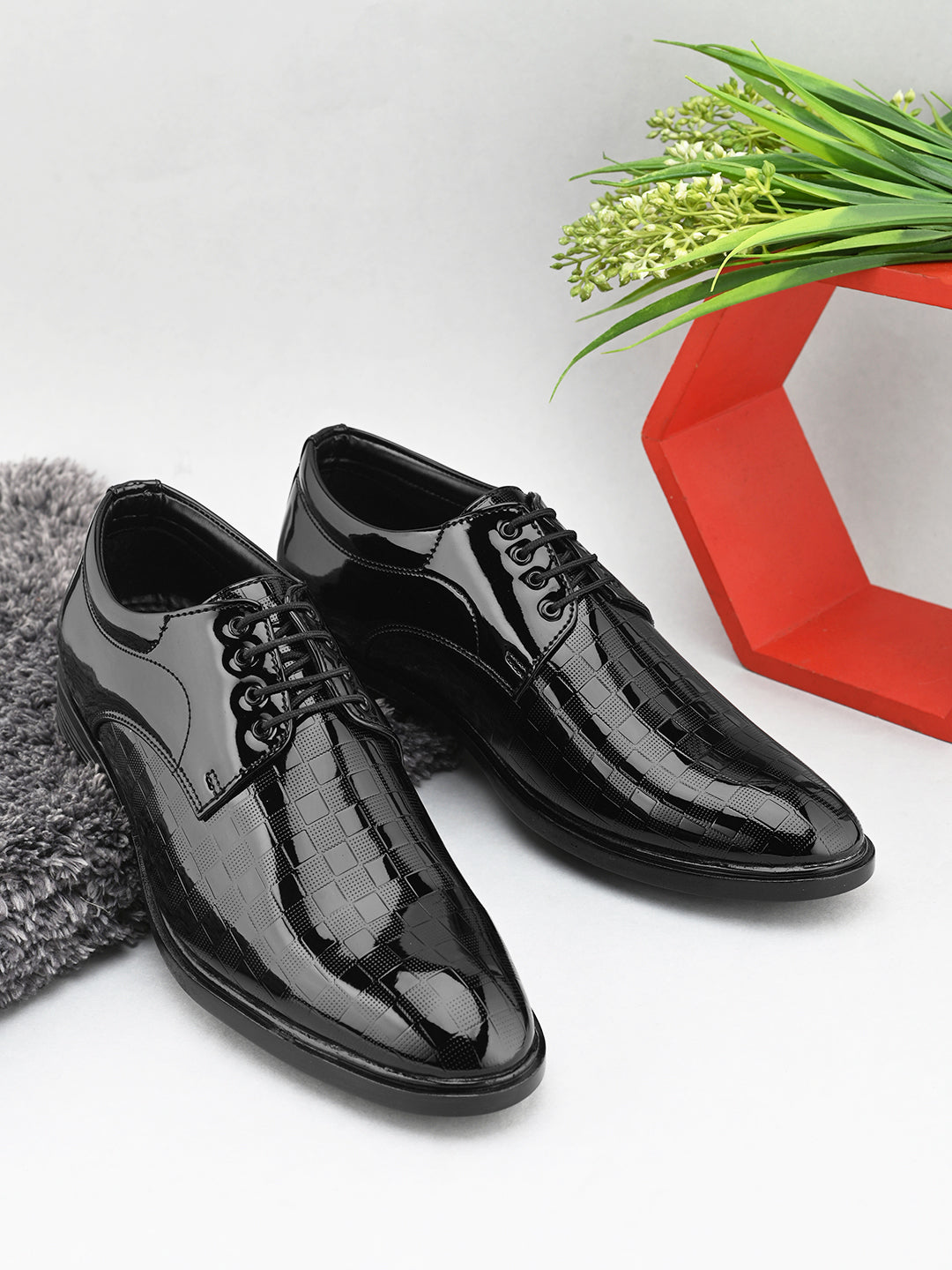 A mage of Men Leather shining Textured Formal Derby shoes