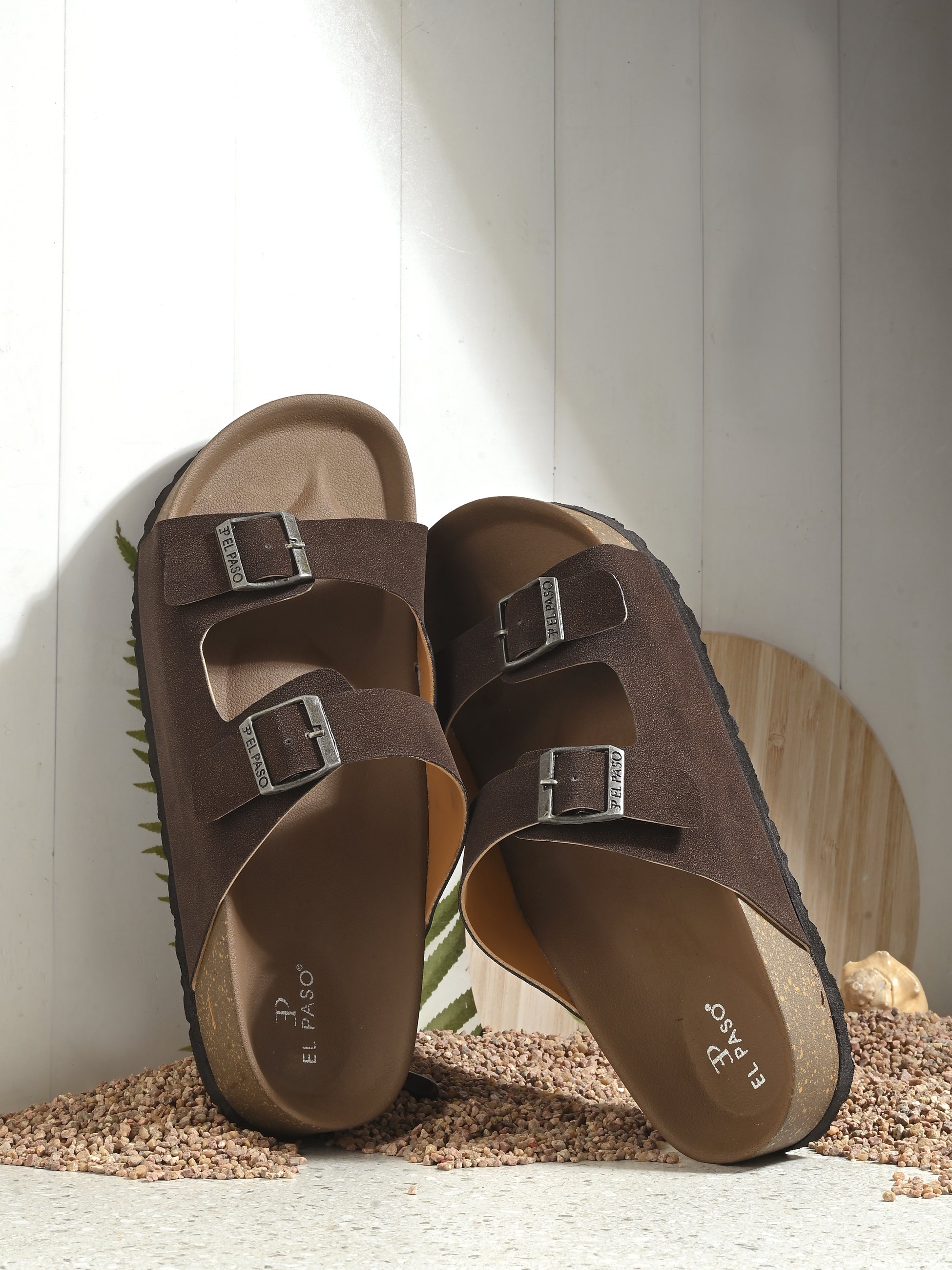 Brown Men's casual flat heel buckle strap sandal 