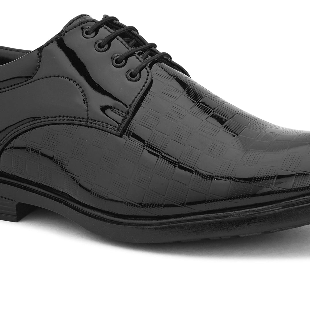A mage of Men Leather shoes with shining texture and lace-up design