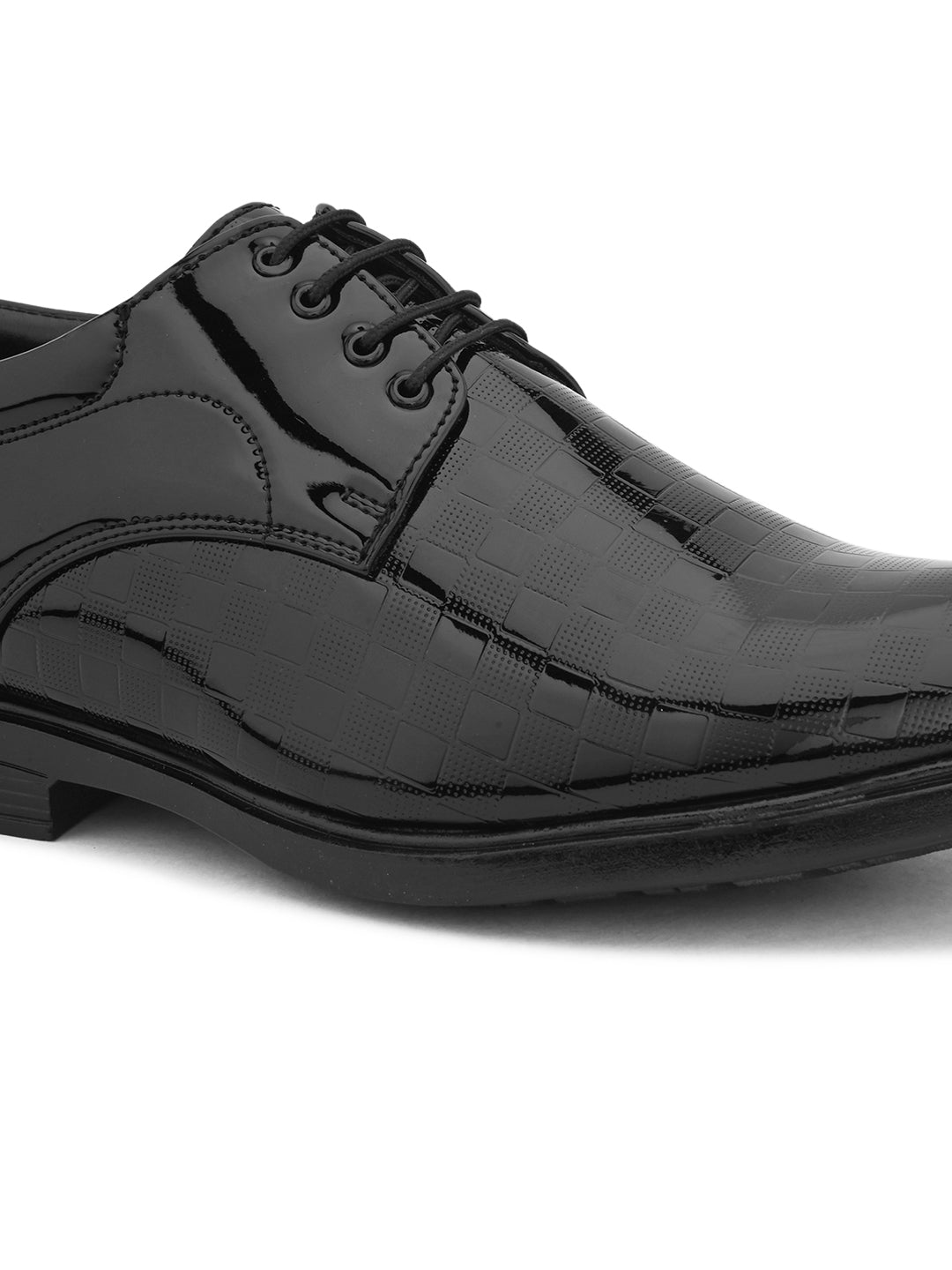 A mage of Men Leather shoes with shining texture and lace-up design